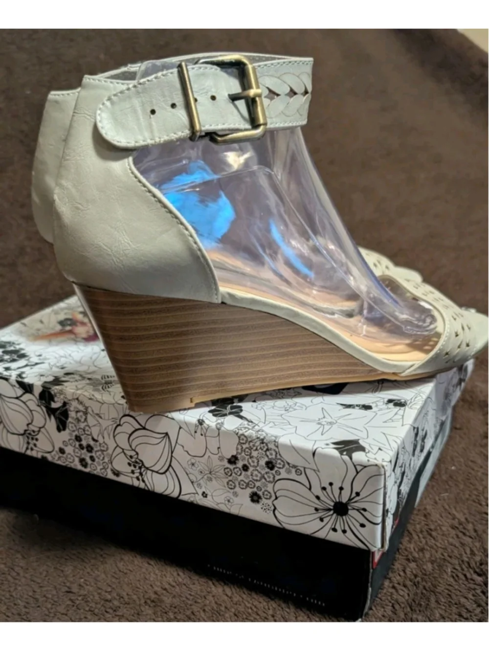 CL by Laundry Tiffanie Wedge Heel Offwhite Women's Size 9.5 Strap Buckle N41